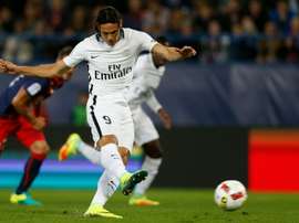 Paris Saint-Germains Uruguayan forward Edinson Cavani shoots and scores a goal during the French L1 football match between Caen and Paris Saint-Germain on September 16, 2016