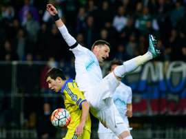 Ukraines Taras Stepanenko (L) vies with Milivoje Novakovic of Slovenia during the Euro 2016 play-off football match between Slovenia and Ukraine at the Ljudski Vrt stadium in Maribor, Slovenia on November 17, 2015