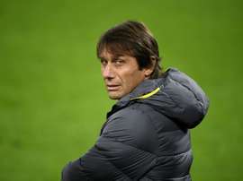 Conte avalia cinco candidatos para o meio de campo. AFP