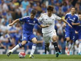 Chelseas Brazilian midfielder Oscar (L) vies with Swansea Citys South Korean midfielder Ki Sung-Yueng during their English Premier League football match in London on August 8, 2015
