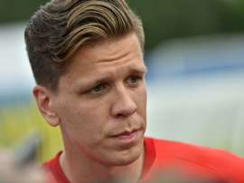 Higuaín quiso parecerse a Ibra, pero Szczesny lo evitó. AFP/Archivo