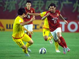 Ricardo Goulart (R) of Chinas Guangzhou Evergrande vies for the ball against Kim Changsoo of Japans Kashiwa Reysol during their AFC Champions League quarterfinal match in Guangzhou, China on September 15, 2015