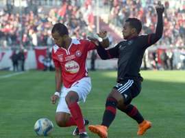 Etoile du Sahels Hamza Lahmar (L) is defended by Orlando Pirates Kermit Erasmus (R) during the second final of the 2015 CAF - Confederation of African Football Cup match at the Sousse Olympic stadium on November 29, 2015