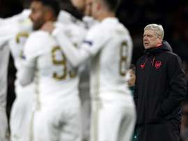 Wenger observa, incrédulo, enquanto os homens do Ostersunds celebram. AFP