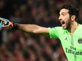 O PSG está arrependido das contratações de Dani Alves e Buffon. AFP