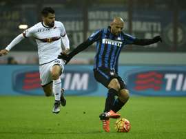 Inter Milan's midfielder Felipe Melo (R) fights for the ball with a Genoa midfielder. BeSoccer