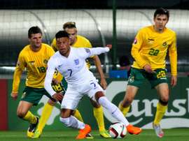 Englands Alex Oxlade-Chamberlain (C) takes the ball during a Euro 2016 Group E qualifying football match against Lithuania at LFF stadium in Vilnius on October 12, 2015