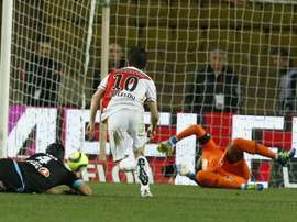 Monacos Silva Bernardo (C) scores a goal during the match against Marseille on April 17, 2016 in Monaco