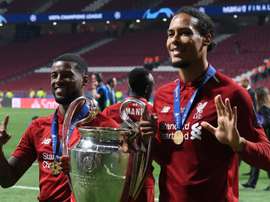O time ideal de Van Dijk para uma pelada. AFP