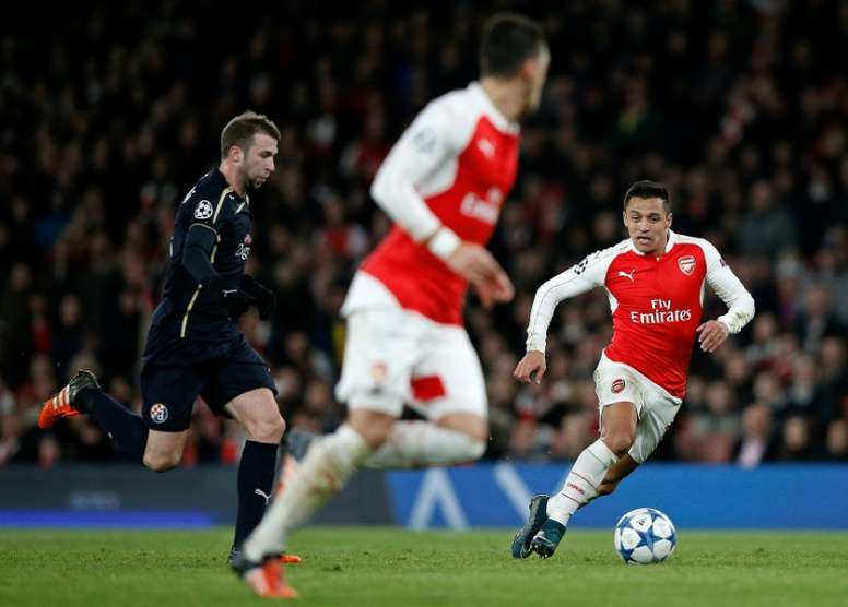 Arsenals striker Alexis Sanchez (R) in action during their UEFA Champions League Group F football match between Arsenal and GNK Dinamo Zagreb at The Emirates Stadium in London on November 24, 2015