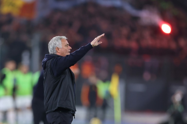 Mourinho parla solo in portoghese: "Il mio italiano non è sufficientemente forbito"