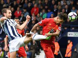 Craig Dawson (i) será baja en el West Bromwich. AFP