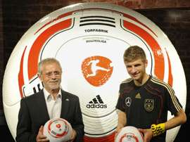 Germanys striker Thomas Mueller (L) and German football legend Gerd Mueller pose in Erasmia, South Africa on June 15, 2010
