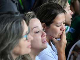 Familiares dos membros da Chapecoense choram pela perda.