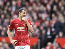 Ibrahimovic podría ser sancionado por su codazo a Mings. AFP