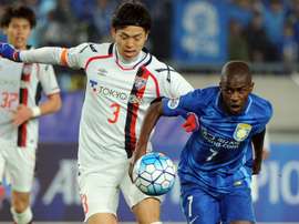 Morishige Masato (L) competes for the ball with Ramires Santos of Chinas Jiangsu FC during the AFC Champions League group stage football match in Nanjing, Chinas Jiangsu province on April 6, 2016