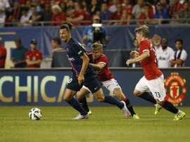 Schweinsteiger dá as boas-vindas a Ibrahimovic. AFP