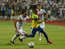 Sundowns midfielder Khama Billiat (R) and Zamaleks midfielder Ramzi Abd El-Hamid vie for the ball during the CAF Champions League final football match between Zamalek and Mamelodi Sundowns on October 23, 2016