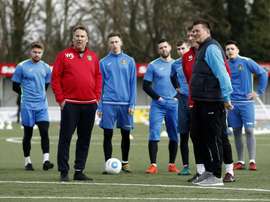 Sutton Uniteds English manager Paul Doswell (R) and former Arsenal player Paul Merson (2L)
