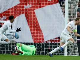 Kane aprovechó los errores de Lovren. AFP