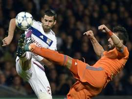 Valencias Spanish forward Alvaro Negredo (R) vies for the ball with Lyons French midfielder Maxime Gonalons during the Champions League group H football match on September 29, 2015 at the Gerland stadium in Lyon, France