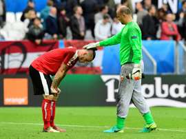 Gabor Kiraly es una de las sensaciones de la Eurocopa, por lo particular que resulta. AFP