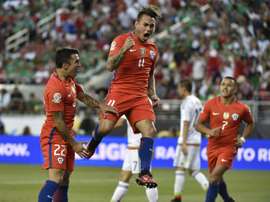 Chiles Eduardo Vargas (C) celebrates after scoring against Mexico during the Copa America Centenario quarterfinal in Santa Clara, California on June 18, 2016