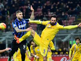 Mauro Icardi à la lutte avec Mattia Cassani lors d'un match de Serie A. AFP