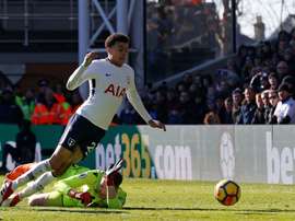 Buen 'troleo' para el piscinero Dele Alli. AFP