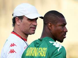 Coach Paulo Duarte speaks to Burkina Fasos Prejuce Nakoulma