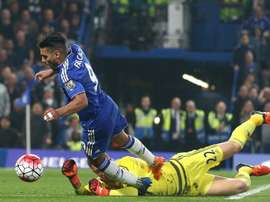 Falcao cae en el área en un partido con el Chelsea. AFP