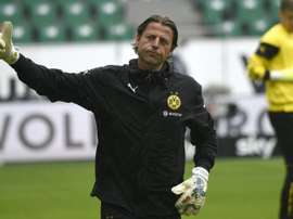 Borussia Dortmunds new coach Thomas Tuchel has dropped Germany goalkeeper Roman Weidenfeller for Swiss stopper Roman Burki for their opening Bundesliga clash against Borussia Moenchengladbach