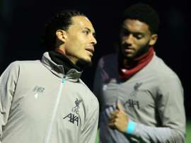 Van Dijk s'entraîne avec le ballon à Dubaï. AFP
