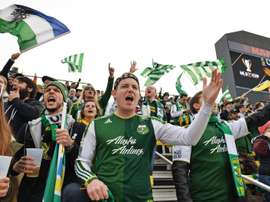 Aficionados del Portland Timbers animan a su equipo en la final de la Copa ante el Columbus Crew.AFP