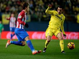 Atletico Madrids forward Antoine Griezmann (L) takes on Villarreals midfielder Roberto Soriano on December 12, 2016