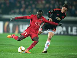 FC Midtjylland's Pione Sisto (L) scores a goal past Manchester United's Ander Herrera. BeSoccer