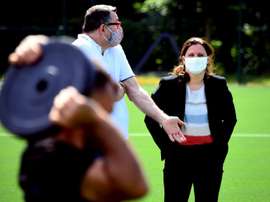 Ministra francesa defende encerramento da Ligue 1. AFP