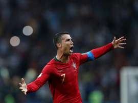 Jovic contra Cristiano Ronaldo e João Félix. AFP