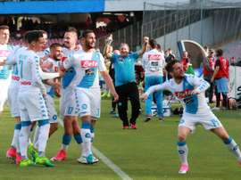 Napoli bateu o Cagliari por 3-1 na 35ª rodada do campeonato italiano. AFP