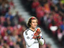 Svilar debutó en Champions ante el Manchester United. AFP