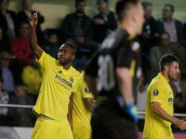 Villarreal forward Cedric Bakambu (L) celebrates his goal during the Europa League football match against Dinamo Minsk in Villarreal on October 22, 2015