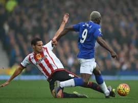 Arouna Kone (upright) outplays Sunderlands Jack Rodwell at Goodison Park on November 1, 2015