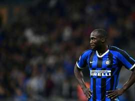 Shaw faz brincadeira com Lukaku após eliminação do Inter. AFP