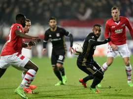 Derrick Luckassen et Alexandre Lacazette lors du match d'Europa League à Alkmaar. AFP