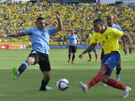 Ecuadors Jefferson Montero (R) vies for the ball with Uruguays Maximiliano Pereira during their Russia 2018 FIFA World Cup South American Qualifiers football match, in Quito, on November 12, 2015