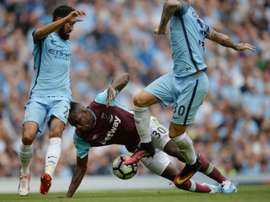 Tras Zabaleta, Clichy no seguirá en el Manchester City. AFP