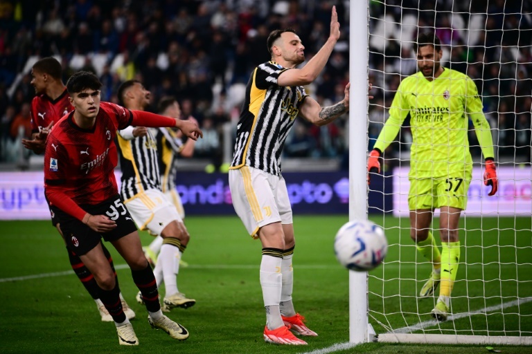 Juventus y Milan comparten los puntos y sus penas