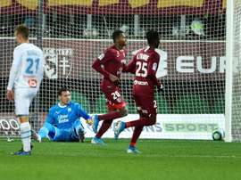 Marseille held at Metz as Mandanda hobbles off injured. AFP