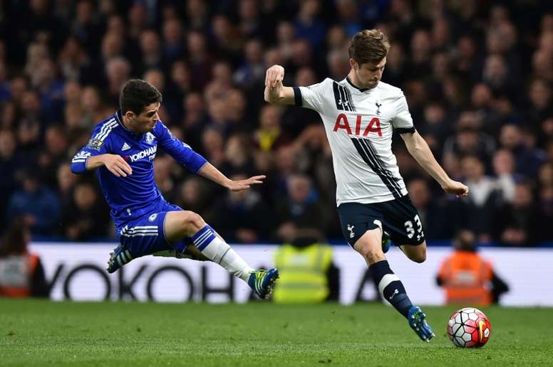 Chelseas midfielder Oscar (L) is reportedly on the verge of a record £60 million transfer to Shanghai SIPG