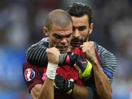 Rui Patrício, junto a Pepe en foto de archivo, podría quedarse en Inglaterra. AFP